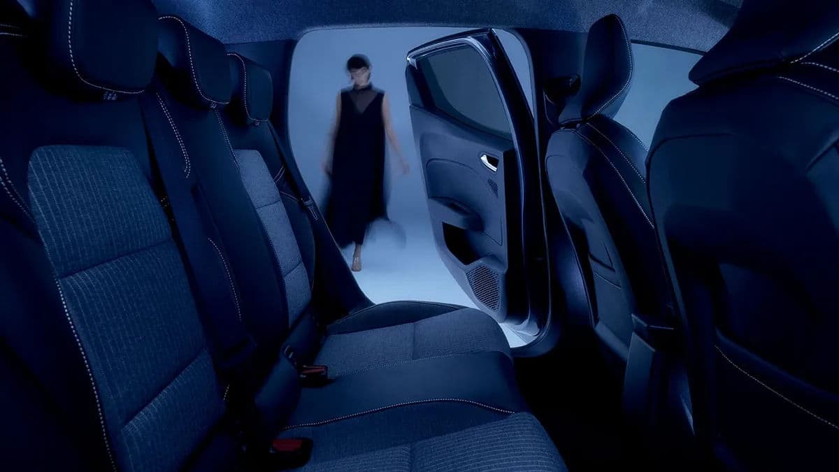 interior image https://ik.imagekit.io/freesbe/clio_interior_img_03_jpg_b8cc235f18.webp-2