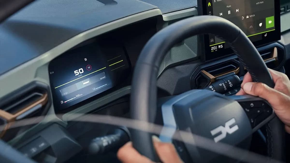 interior image https://ik.imagekit.io/freesbe/duster_hybrid_interior_gallery_img_02_jpg_f966e87f7a.webp-1