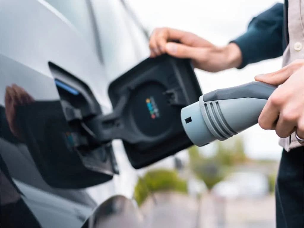 איך לבחור רכב חשמלי משפחתי שיתאים לצרכים שלכם? מדריך קנייה חכמה