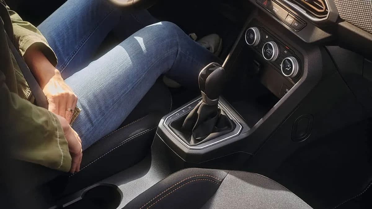 interior image https://ik.imagekit.io/freesbe/sandero_interior_gallery_img_02_jpg_20b86b815b.webp-1