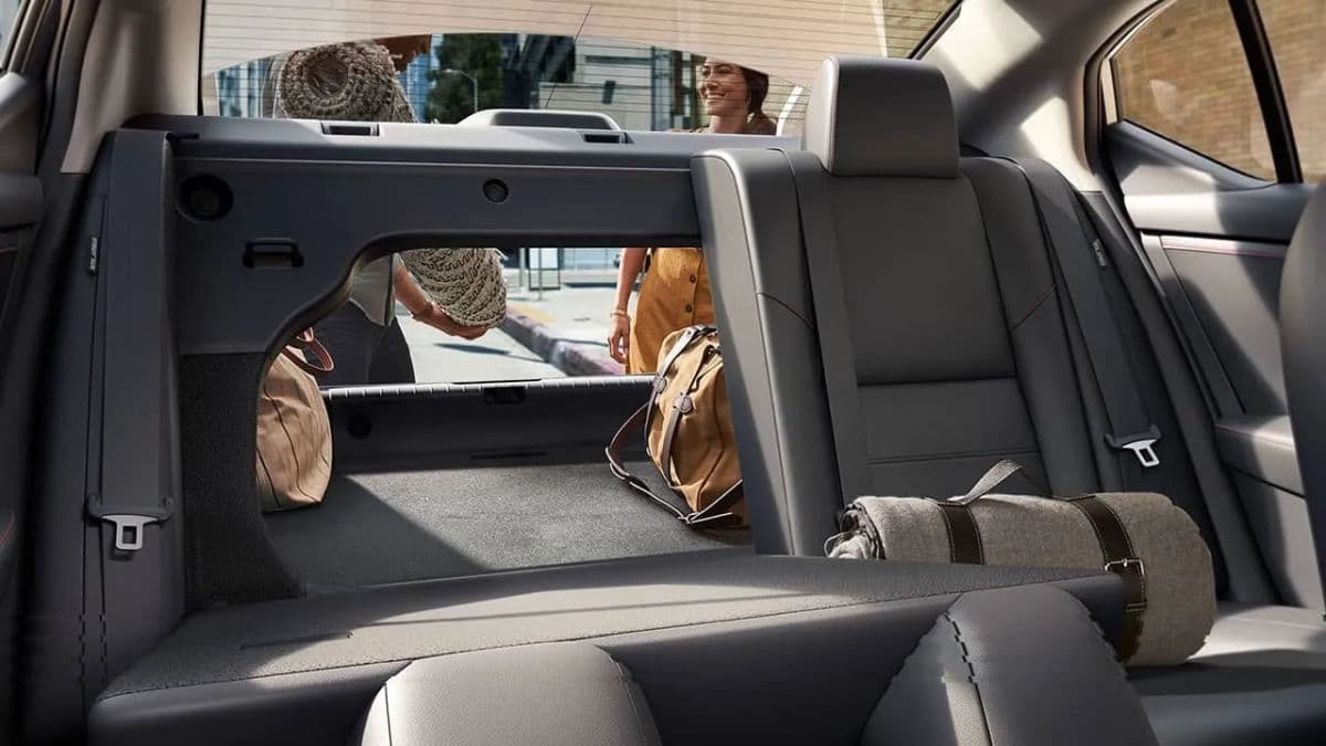 interior image https://ik.imagekit.io/freesbe/sentra_interior_img_04_jpg_f5560f33b7.webp-3